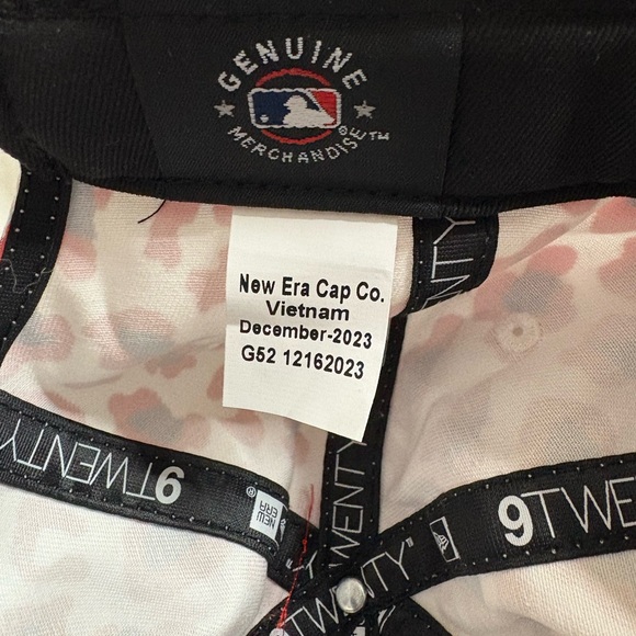 New Era White, Red and Black Cheetah Accent Cap
Washington Nationals Baseball - Picture 5 of 5